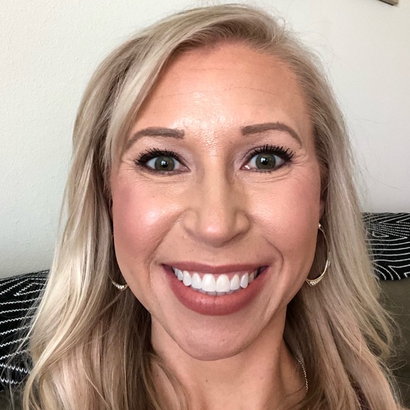 Meet your Posher, Kristin - Picture 2 of 2